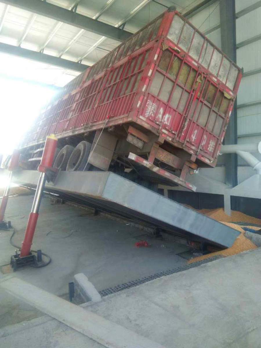 側(cè)翻卸車機