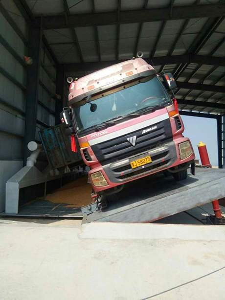 側(cè)翻卸車機