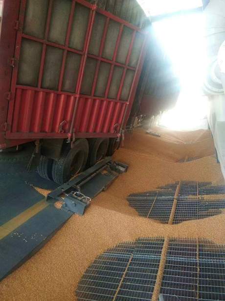 側(cè)翻卸車機