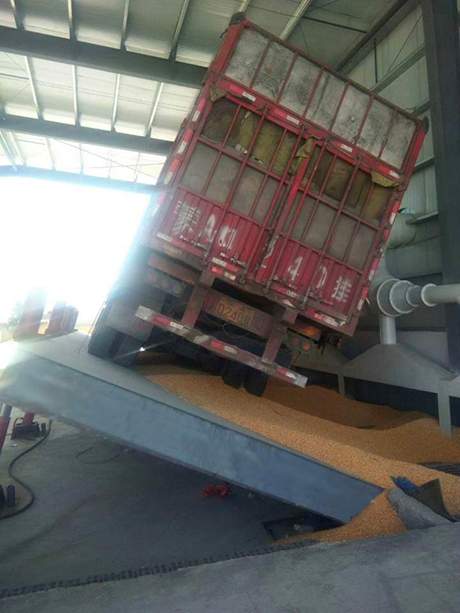 側(cè)翻卸車機
