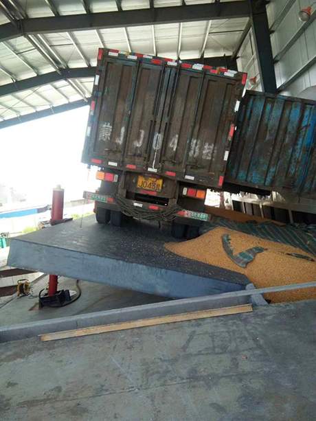 側(cè)翻卸車機
